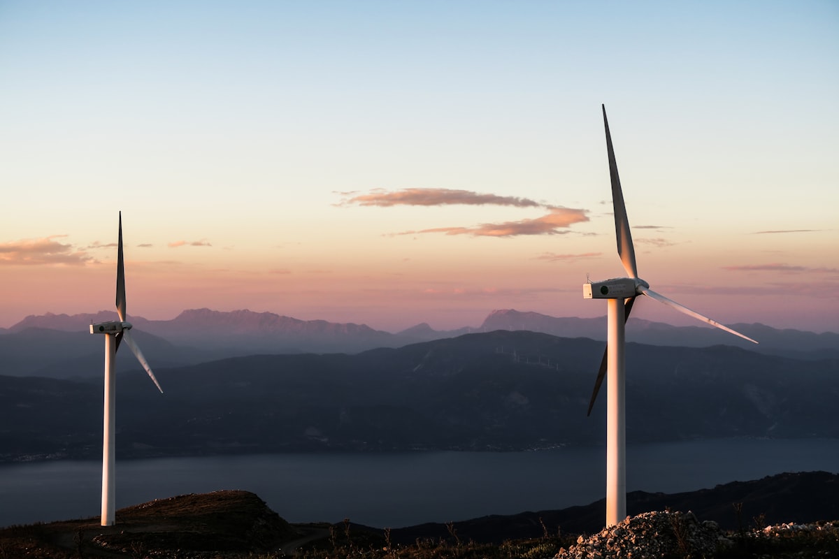 Planta de energía con torres de enfriamiento