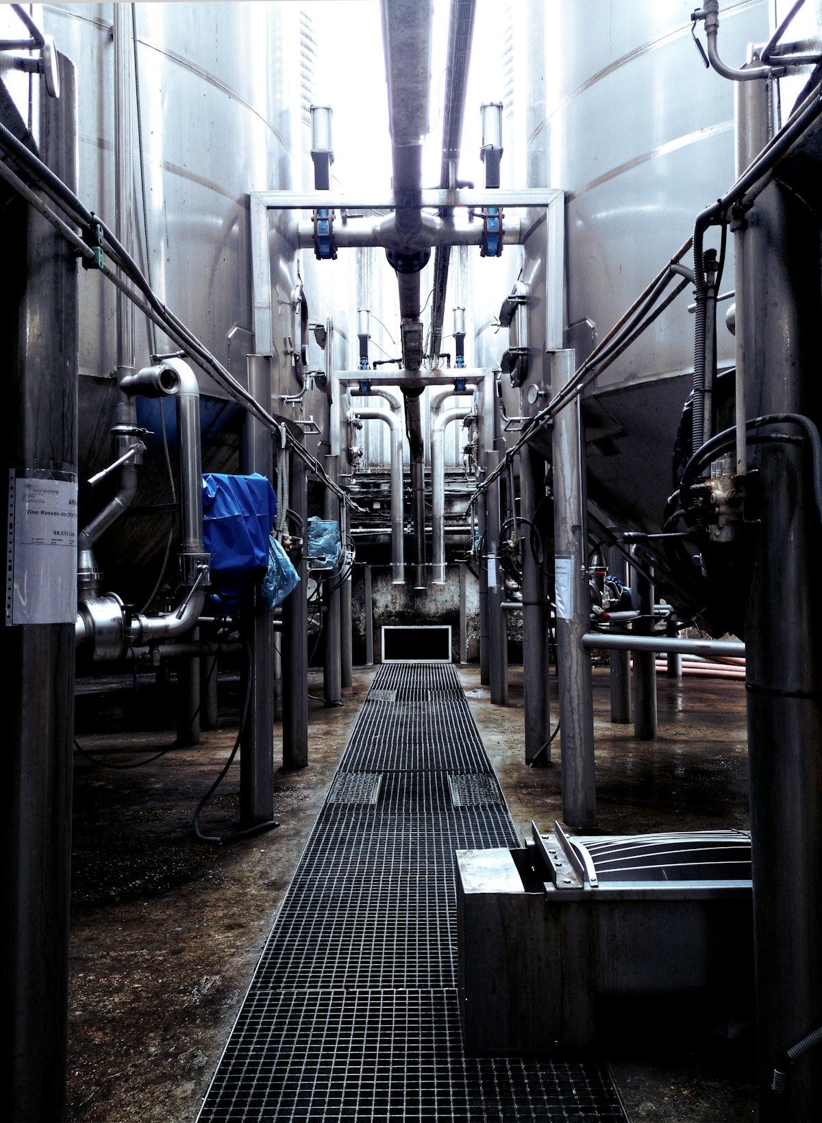 Planta de procesamiento lácteo con tanques industriales