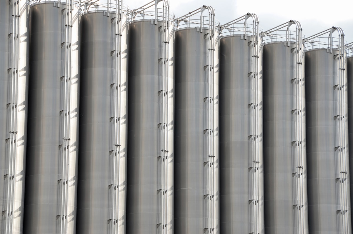 Silos industriales de una planta láctea