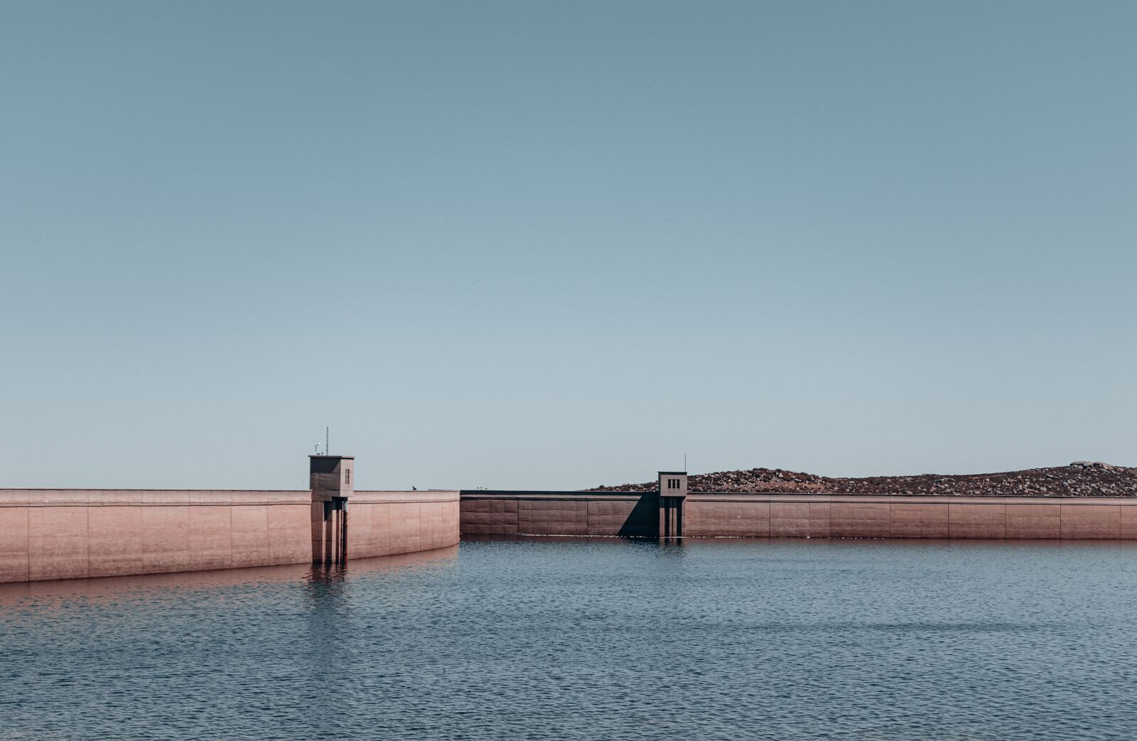Represa de agua para operación minera